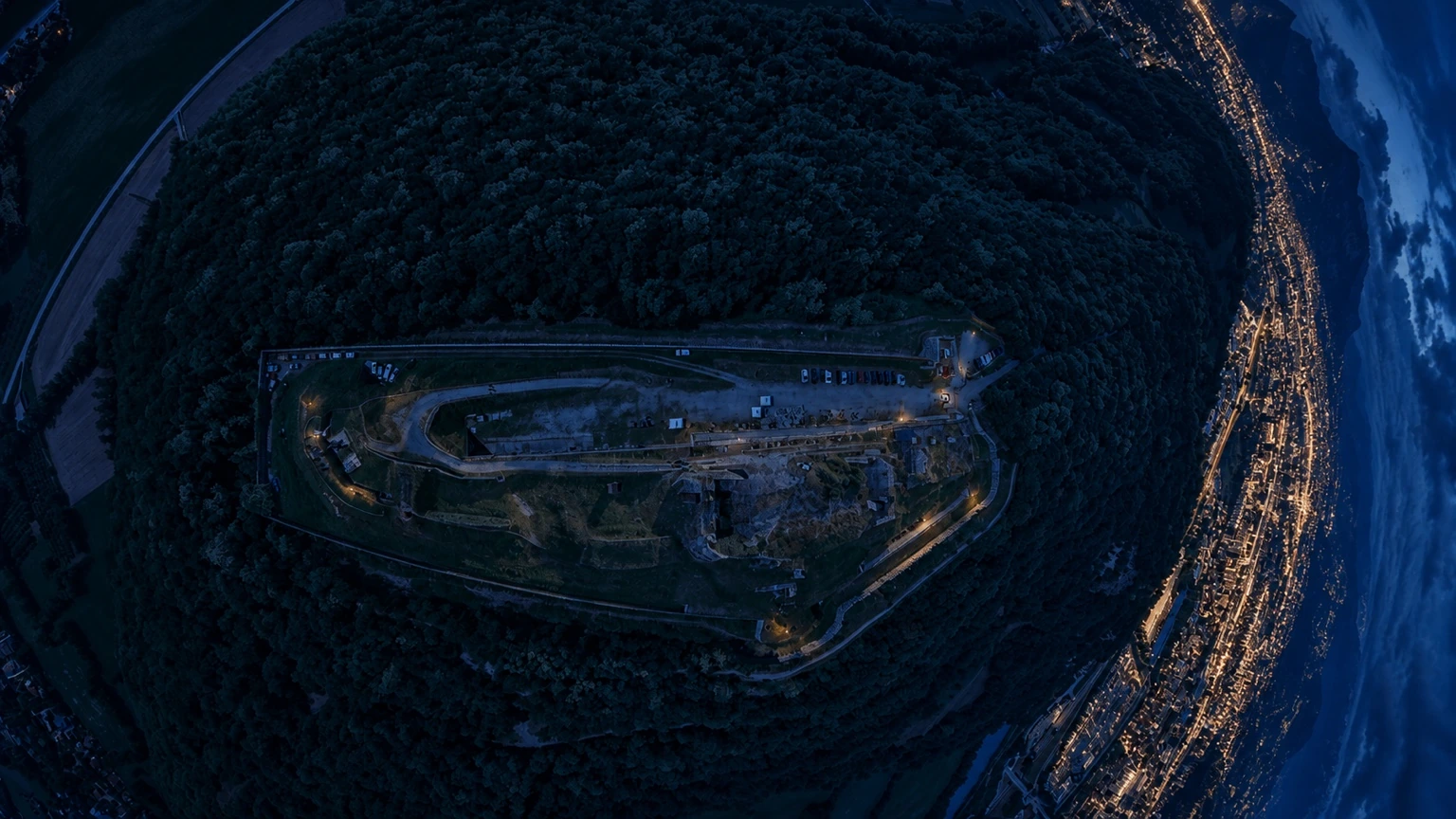 Fort de Comboire — vue aérienne zénithale nocturne